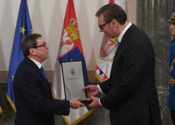 El mandatario serbio otorgó también al canciller cubano la “Orden de la bandera serbia de primer grado” por sus méritos especiales en el desarrollo y el fortalecimiento de la cooperación y de las relaciones de amistad entre los dos países. Foto: twitter.com/predsednikrs