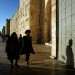 Una pareja de judíos ultraortodosxos atraviesa la Puerta de Yaffa en la Ciudad Vieja de Jerusalén. Foto: Alejandro Ernesto.