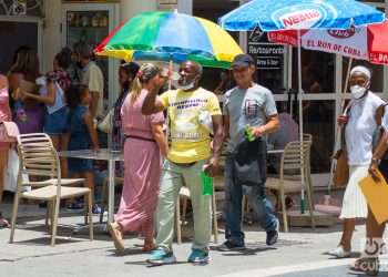 Personas en La Habana un día después del anuncio por las autoridades de un nuevo mercado cambiario en la Isla. Foto: Otmaro Rodríguez.
