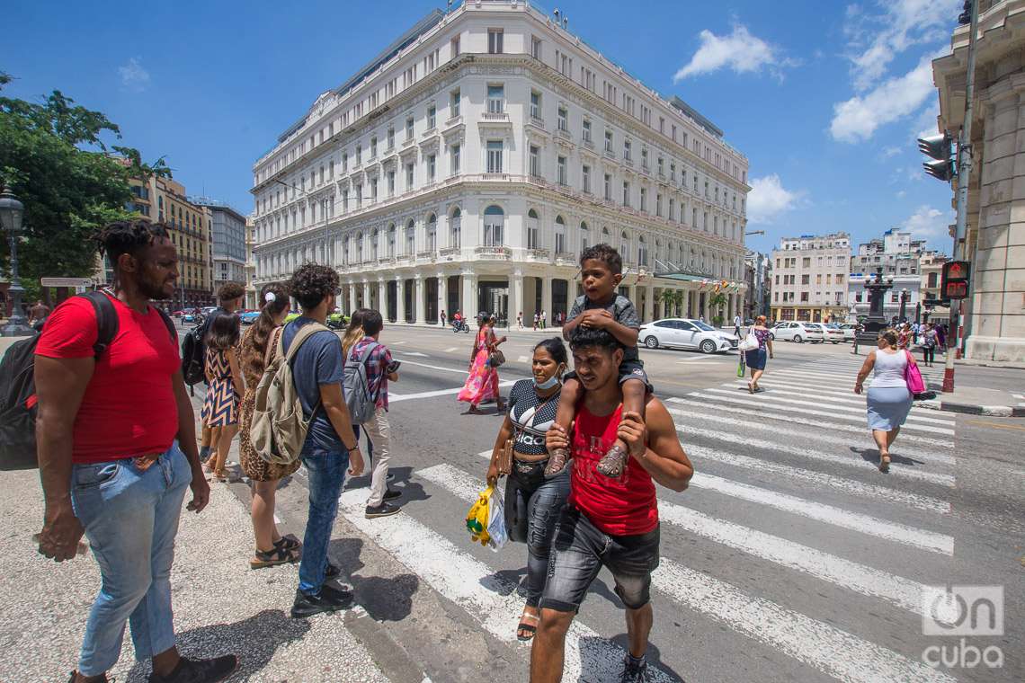 Personas en La Habana un día después del anuncio por las autoridades de un nuevo mercado cambiario en la Isla. Foto: Otmaro Rodríguez.