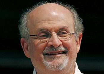 El escritor Salman Rushdie. Foto: The Indian Express.