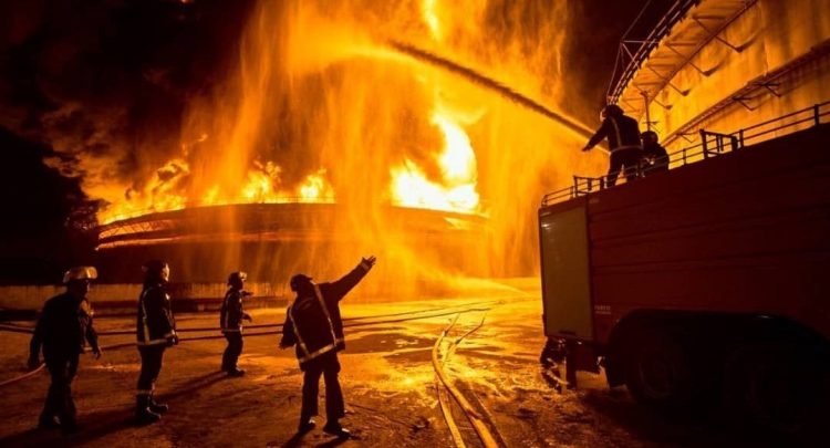 Bomberos trabajando en el incendio de la Base de Matanzas. Foto: Bohemia.