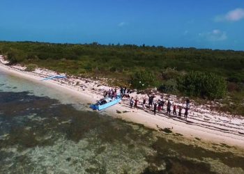 Balseros cubanos llegan a Cayo Marquesas, Florida. Foto de un dron/YouTube.