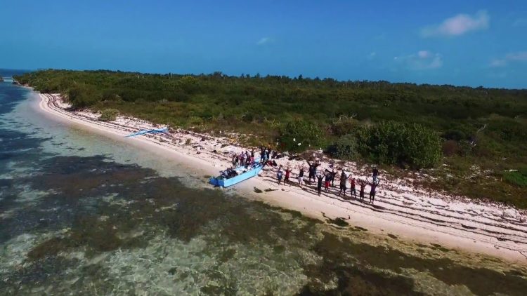 Balseros cubanos llegan a Cayo Marquesas, Florida. Foto de un dron/YouTube.