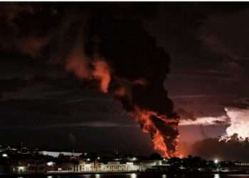 La columna de humo se eleva en la Base de Supertanqueros de Matanzas. Foto: BBC.