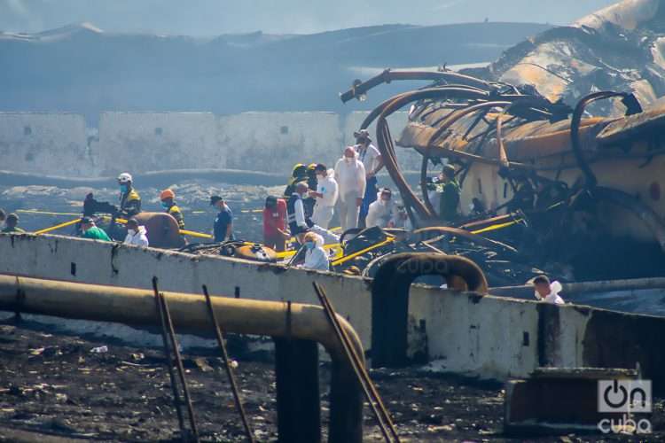 Trabajo de expertos forenses en el lugar del incendio en la Base de Supertanqueros de Matanzas, el 12 de agosto de 2022. Foto: Otmaro Rodríguez.