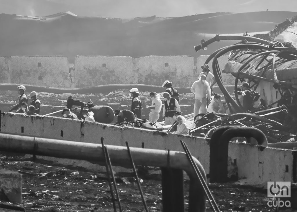 During the work in the recovery of the remains, Matanzas supertanker base, August 13, 2022. Photo: Otmaro Rodríguez.