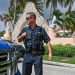 Un agente de la ley frente a la casa del ex presidente Donald Trump en Mar-a-Lago, Palm Beach, Florida, el pasado martes 9 de agosto Foto: Gregorio Viera/AFP.