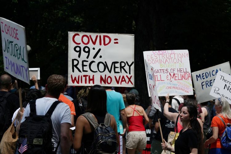 Manifestación anti-vacunas en el Central Park, Nueva York (Estados Unidos) durante la pandemia de la COVID-19 (2021). Foto: Reuters.