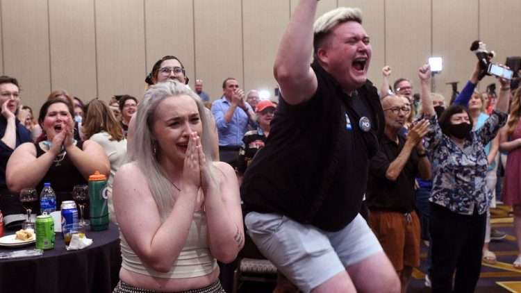 Votantes de Kansas celebran el resultado. Foto: BBC.