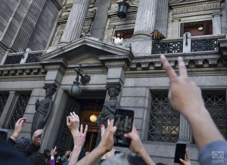 Cristina Fernández saluda a sus seguidores ante el Congreso argentino, el martes 23 de agosto. Foto: Kaloian.