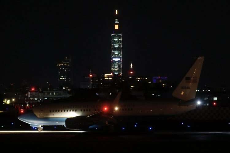 Avión que condujo a Nancy Pelosi a Taiwán. Foto: RITCHIE B. TONGO/EFE/EPA.