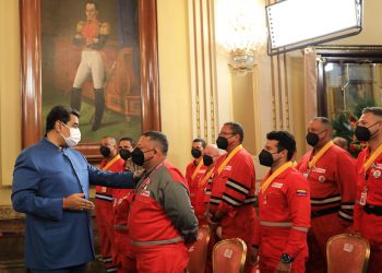 El presidente venezolano Nicolás Maduro junto a bomberos y expertos de su país que participaron en la extinción del incendio en la base de supertanqueros de Matanzas, en Cuba. Foto: mppre.gob.ve