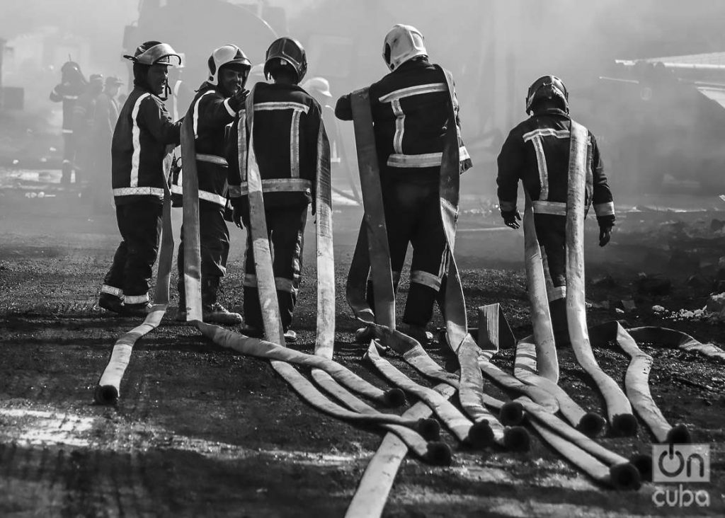 Bomberos tras la extinción del incendio en la Base de Supertanqueros de Matanzas. Foto: Otmaro Rodríguez.