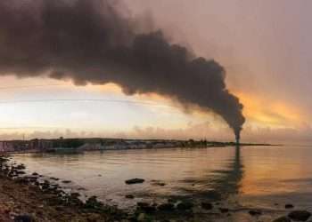 La columna de humo visible en toda la urbe, y ya en algunas zonas de otras provincias, impera desde alrededor de las 19:00 horas del viernes. Foto: Perfil en Facebook de TV Yumurí.