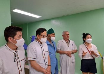 Delegación de Corea del Sur visita al hospital Faustino Pérez, en Matanzas.