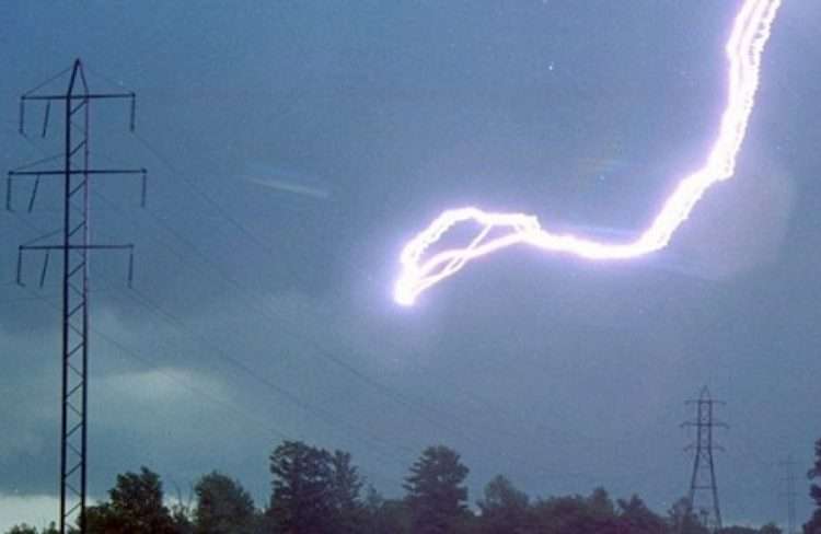 Un rayo en medio de una tormenta eléctrica. Foto: CubaSí / Archivo.