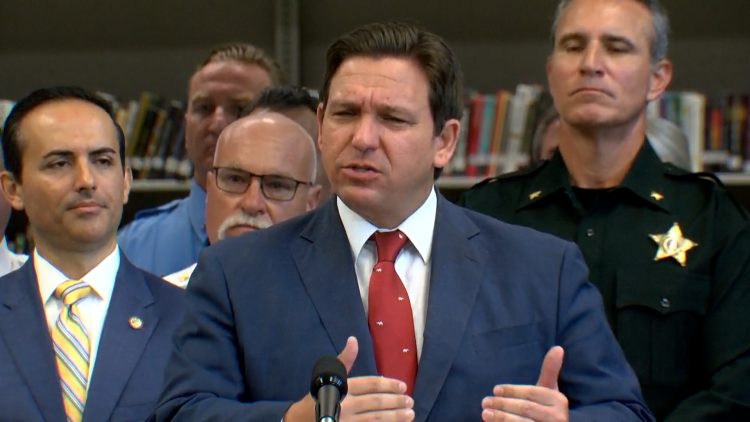 El gobernador de l Florida, Ron DeSantis, al anunciar los arrestos realizados por fraude electoral. Foto: WFLA.
