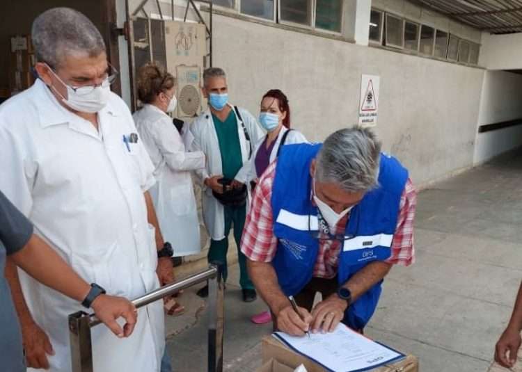 Entrega de un donativo de la Organización Panamericana de la Salud (OPS) al Hospital Clínico Quirúrgico Faustino Pérez, de Matanzas. Foto: OPS / Facebook.