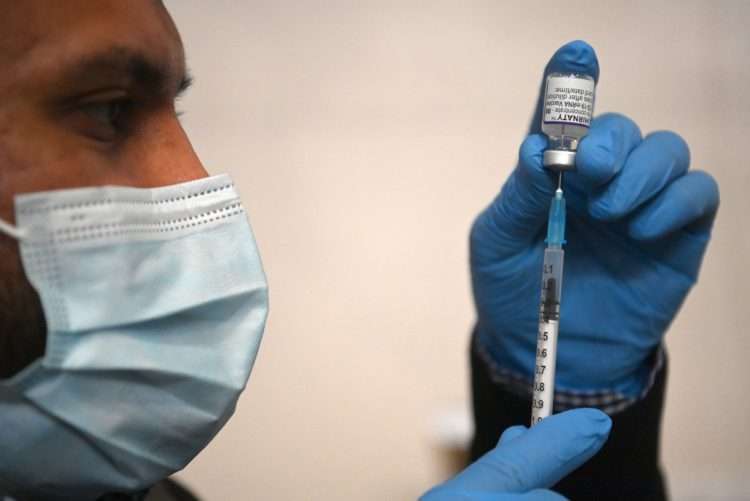 Sanitario preparando una dosis de la vacuna contra el coronavirus. Foto: NEIL HALL/EFE/EPA.