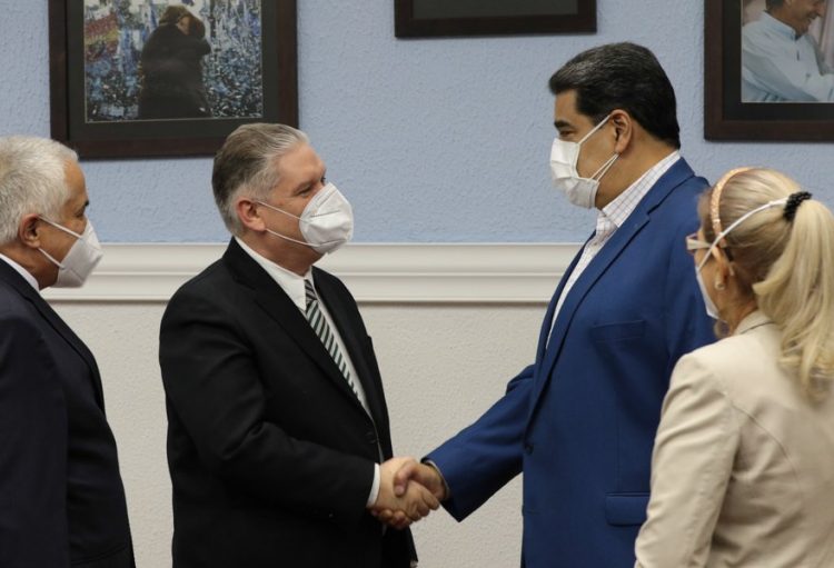 Alejandro Gil y Nicolás Maduro sostuvieron un encuentro para evaluar la agenda de cooperación bilateral entre Cuba y Venezuela. Foto: @NicolasMaduro