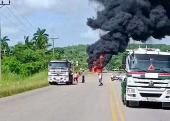 Incendio de un camión cisterna en Vía Blanca, en el occidente cubano. Foto: Cubadebate.