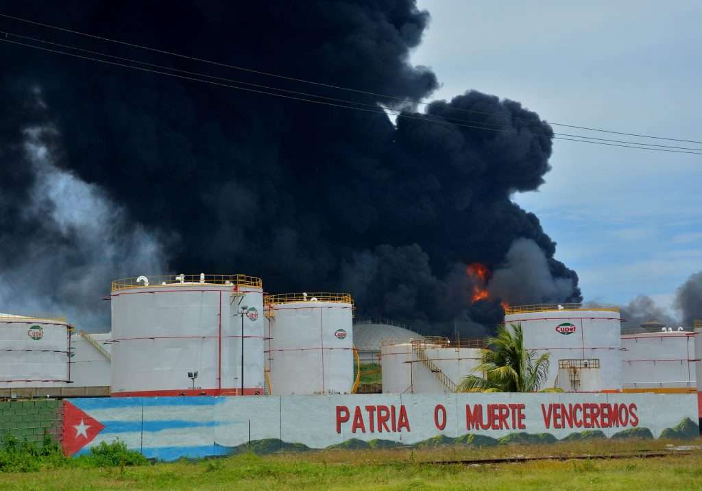 Incendio en la base de Supertanqueros de Matanzas, en Cuba. Foto: Ricardo López Hevia / Facebook.