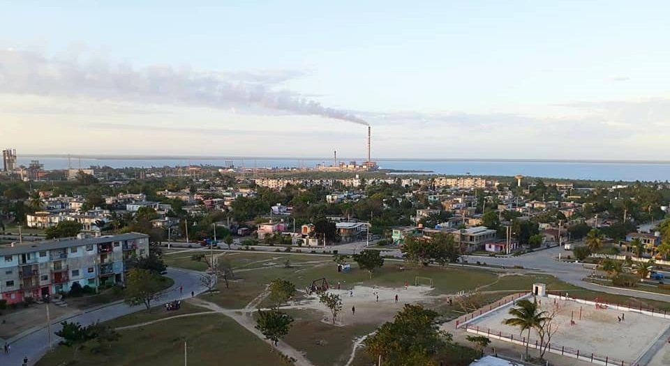 Vista de la ciudad de Nuevitas. Al fondo, la chimenea de la termoeléctrica Diez de Octubre. Foto: @Nuestra.Nuevitas / Facebook.