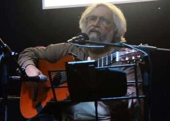 El trovador cubano Pedro Luis Ferrer durante un concierto en Tampa, Estados Unidos, en 2019. Foto: captura de video / La Trova en Vivo / Archivo.