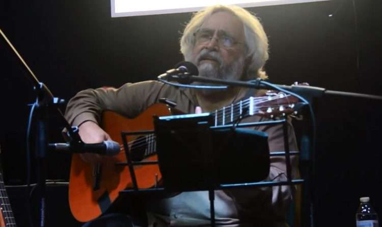 El trovador cubano Pedro Luis Ferrer durante un concierto en Tampa, Estados Unidos, en 2019. Foto: captura de video / La Trova en Vivo / Archivo.