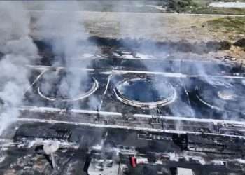 Vista aérea de los cuatro tanques y otras instalaciones afectadas por el incendio en la zona industrial de Matanzas. Foto: @PresidenciaCuba / Twitter.