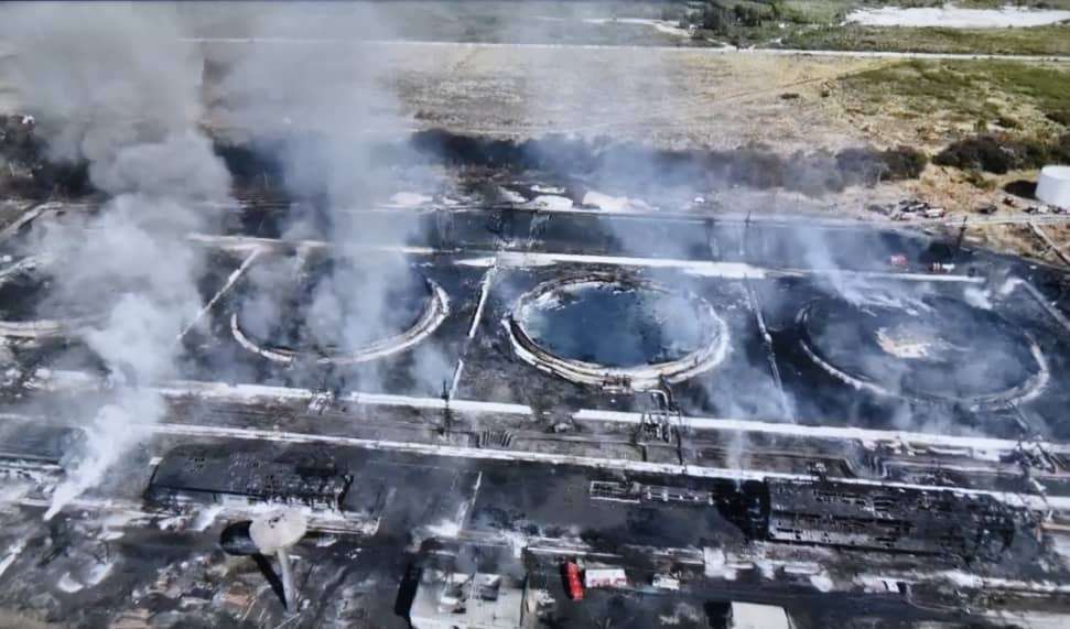 Vista aérea de los cuatro tanques y otras instalaciones afectadas por el incendio en la zona industrial de Matanzas. Foto: @PresidenciaCuba / Twitter.
