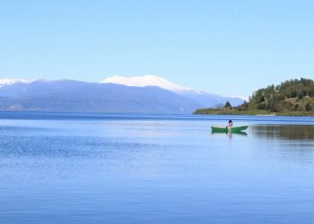 Navegando en canoa por el Lago Puyehue, Los Lagos, Chile. Foto: cortesía de la entrevistada. En mapuche, Puyehue significa “lugar de los peces pequeños”.
