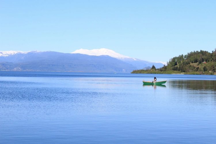 Navegando en canoa por el Lago Puyehue, Los Lagos, Chile. Foto: cortesía de la entrevistada. En mapuche, Puyehue significa “lugar de los peces pequeños”.