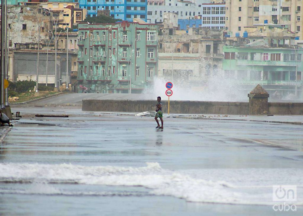 Inundaciones en el Malecón de La Habana, en septiembre 2022, un día después del paso del huracán Ian por el occidente de Cuba. Foto: Otmaro Rodríguez.
