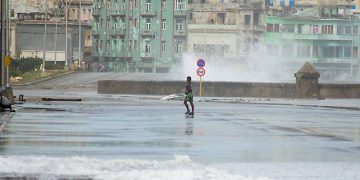 Inundaciones en el Malecón de La Habana, en septiembre 2022, un día después del paso del huracán Ian por el occidente de Cuba. Foto: Otmaro Rodríguez.