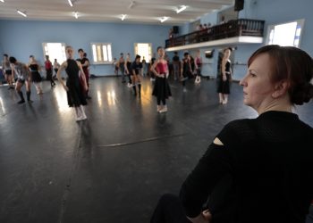 La relevante coreógrafa estadounidense Jessica Lang participa en el montaje de una obra con bailarines del Ballet Nacional de Cuba (BNC), en La Habana. Foto: Ernesto Mastrascusa / EFE.