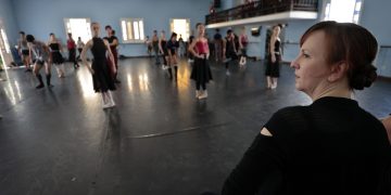 La relevante coreógrafa estadounidense Jessica Lang participa en el montaje de una obra con bailarines del Ballet Nacional de Cuba (BNC), en La Habana. Foto: Ernesto Mastrascusa / EFE.