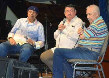 Los reconocidos músicos cubanos Chucho Valdés (i) y Paquito D'Rivera hablan durante un conversatorio moderado por el poeta Miguel Iriarte (c) en el marco de la edición 26 del festival Barranquijazz, en Colombia. Foto: Hugo Penso / EFE.