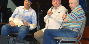 Los reconocidos músicos cubanos Chucho Valdés (i) y Paquito D'Rivera hablan durante un conversatorio moderado por el poeta Miguel Iriarte (c) en el marco de la edición 26 del festival Barranquijazz, en Colombia. Foto: Hugo Penso / EFE.