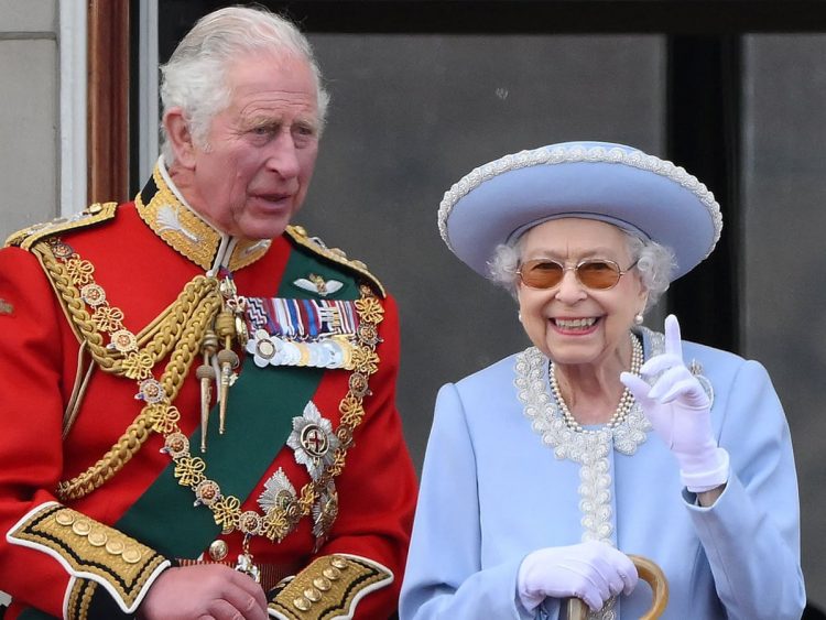 El hoy rey Carlos III junto a su fallecida madre, Isabel II, hace tres meses en el jubileo. Foto: Reuters (Archivo).