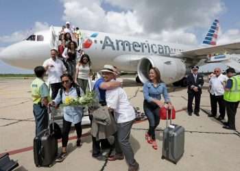 Pasajeros cubanoamericanos desembarcan en La Habana de un vuelo de AA. Foto: ABCNews.