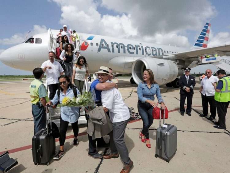 Pasajeros cubanoamericanos desembarcan en La Habana de un vuelo de AA. Foto: ABCNews.