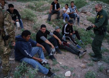 Agentes de la patrulla Fronteriza detienen un grupo de inmigrantes clandestinos en la frontera con México. | Foto: AP (Archivo)