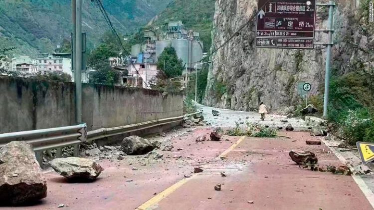 Rocas caídas en una carretera cerca de la ciudad de Lengqi en el condado de Luding, en la provincia de Sichuan, suroeste de China, el lunes 5 de septiembre de 2022. Foto: Xinhua.