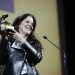 Laura Poitras se convirtió en la tercera mujer consecutiva en lograr el León de Oro tras la francesa Audrey Diwan (El acontecimiento, en 2021) y la estadounidense Chloé Zhao (Nomadland, 2020). Foto: twitter.com/la_Biennale