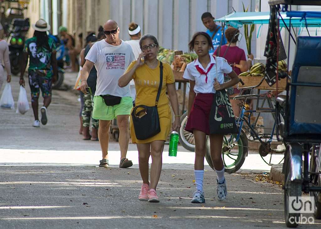 Personas en La Habana a pocos días de efectuarse el referendo sobre el Código de las Familias. Foto: Otmaro Rodríguez.