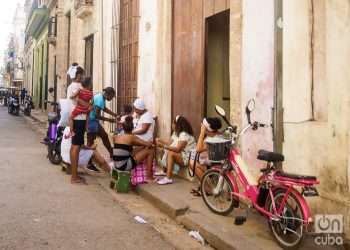 Personas en La Habana a pocos días de efectuarse el referendo sobre el Código de las Familias. Foto: Otmaro Rodríguez.