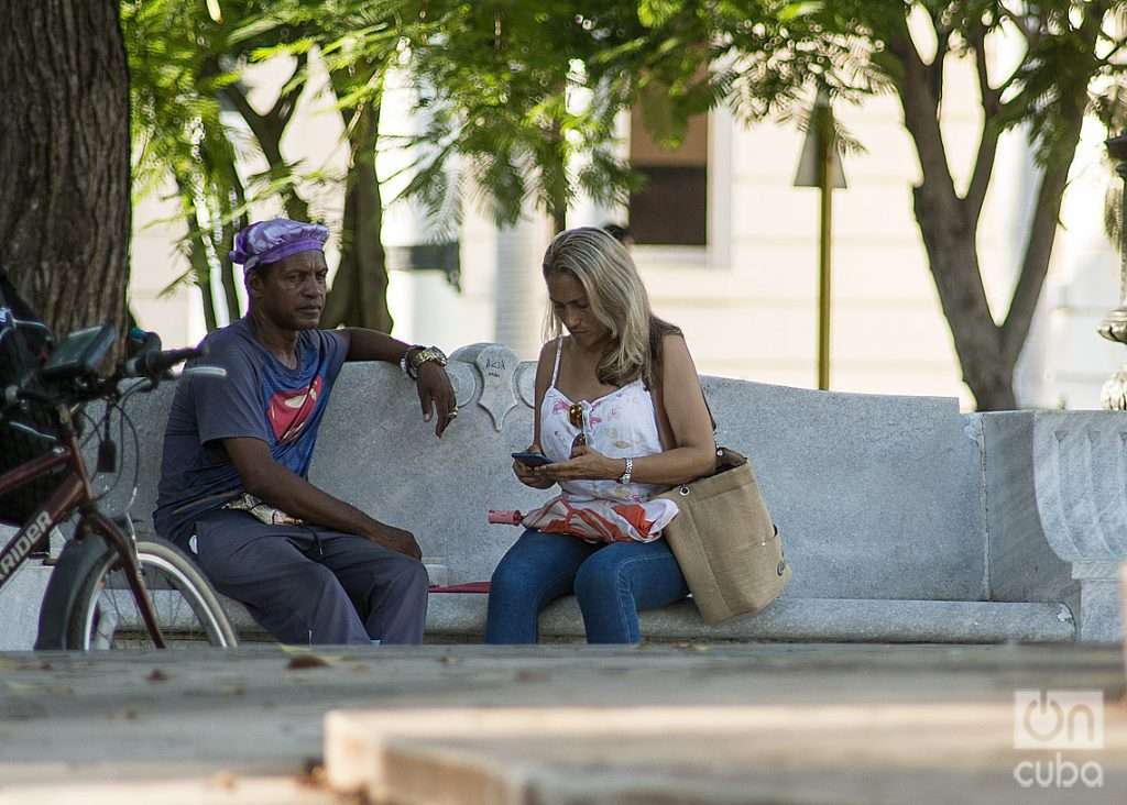 Personas en La Habana a pocos días de efectuarse el referendo sobre el Código de las Familias. Foto: Otmaro Rodríguez.