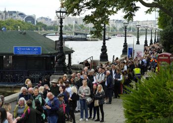 Personas haciendo cola para presentar sus respetos a la difunta reina Isabel II en Westminster Hall, Londres, el jueves 15 de septiembre de 2022. Foto: Petr David Josek/AP.